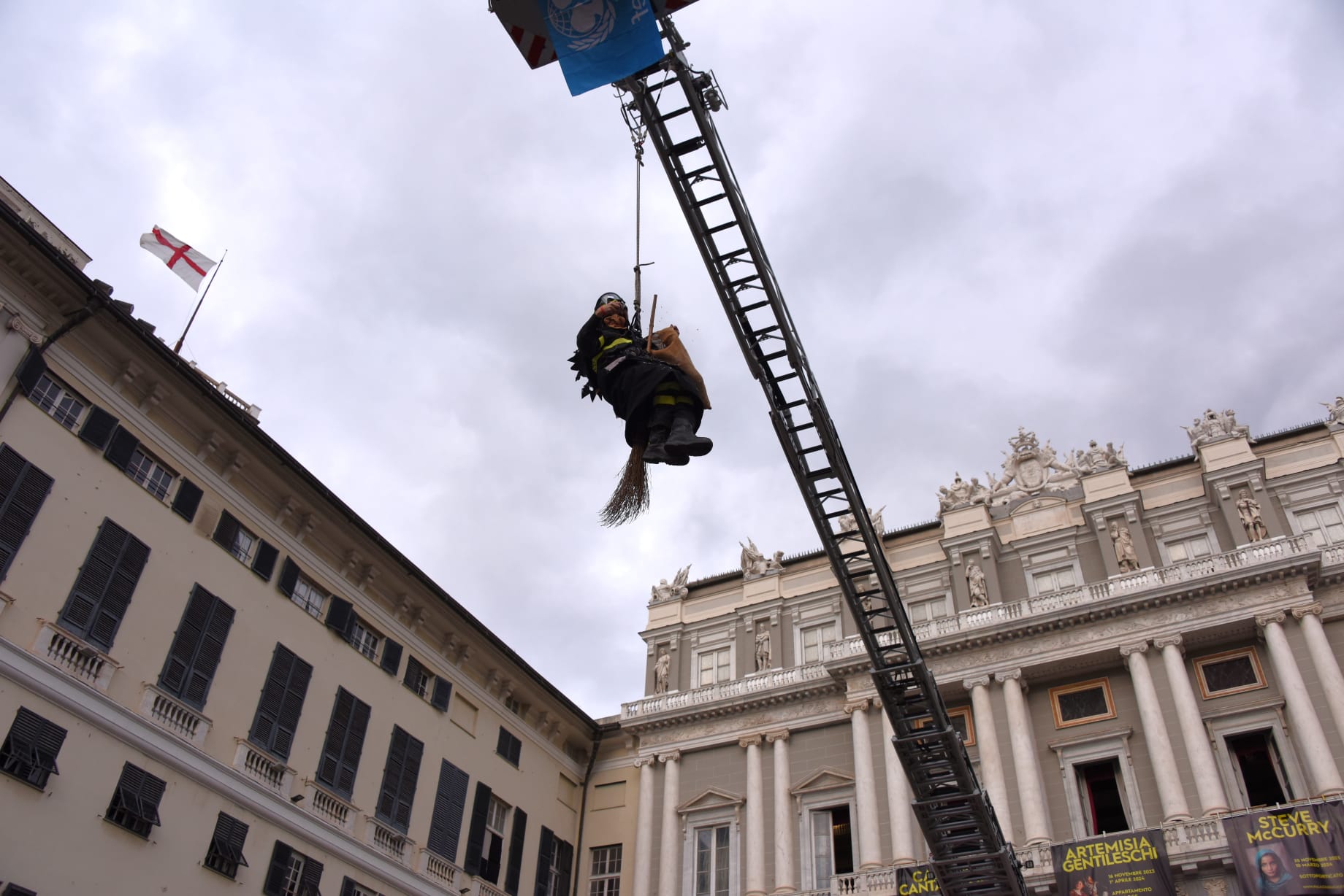 La Befana Si Cala Dallalto E Arriva In Piazza Matteotti Genova Smart